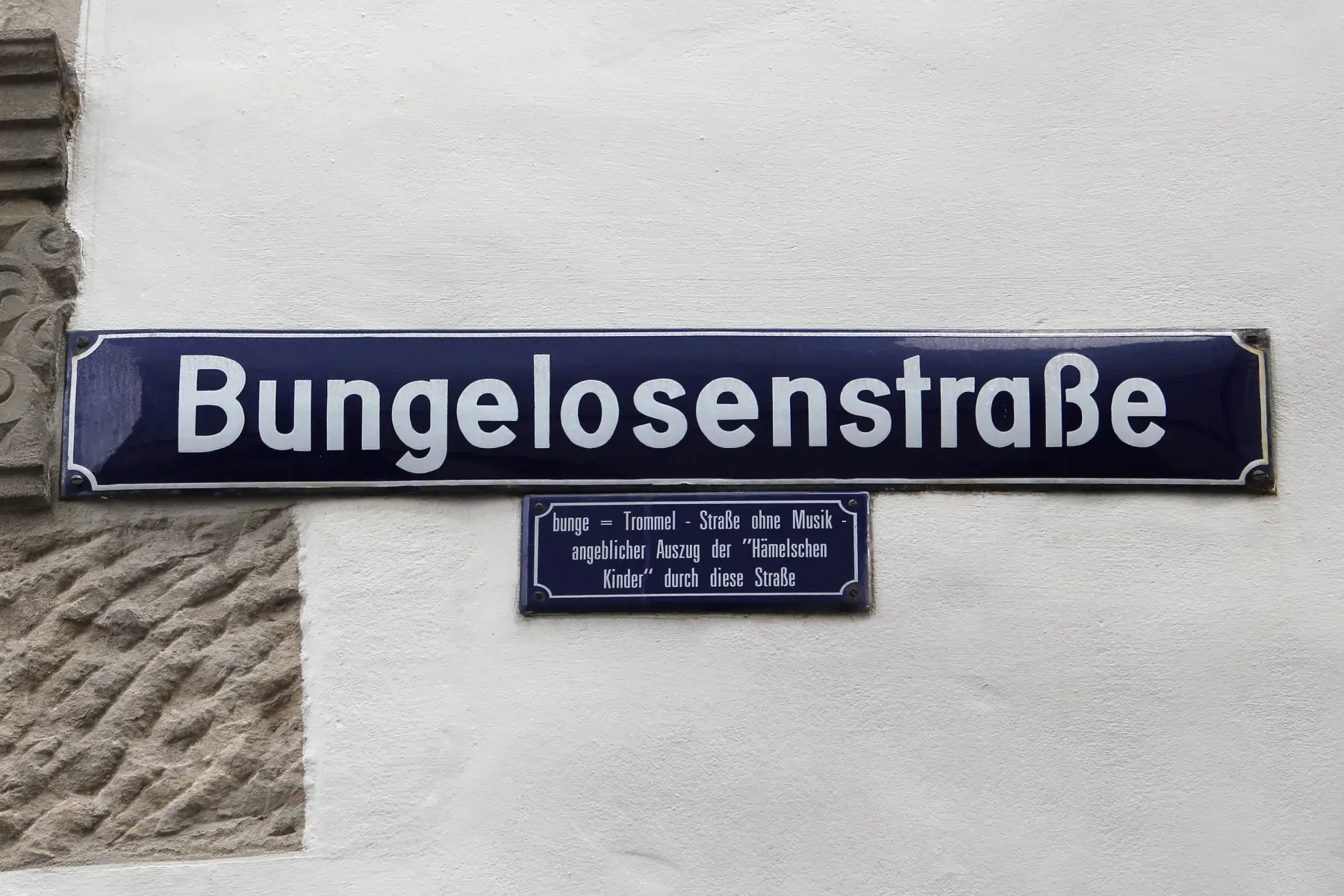 Straßenschild der Bungelosenstraße mit Hinweistafel zum angeblichen Auszug der Hamelner Kinder