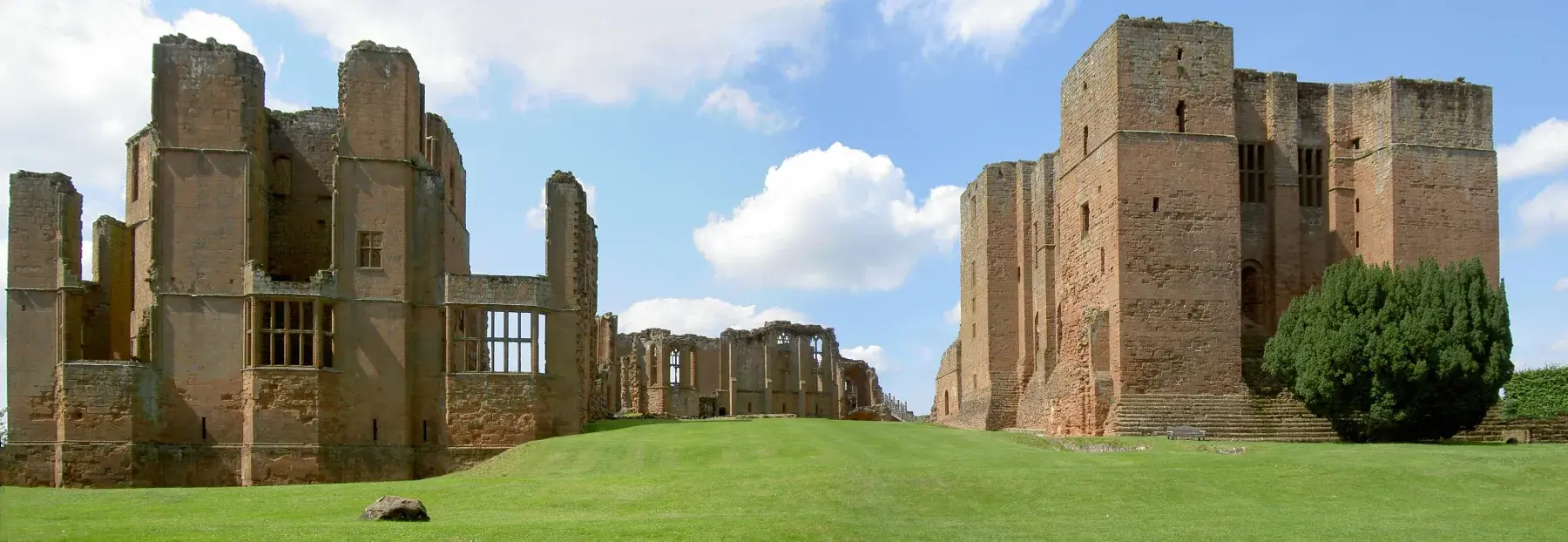 Die weitläufige heutige Ruine von Kenilworth Castle mit Großem Turm, Wohnbauten und offenem Rasenhof