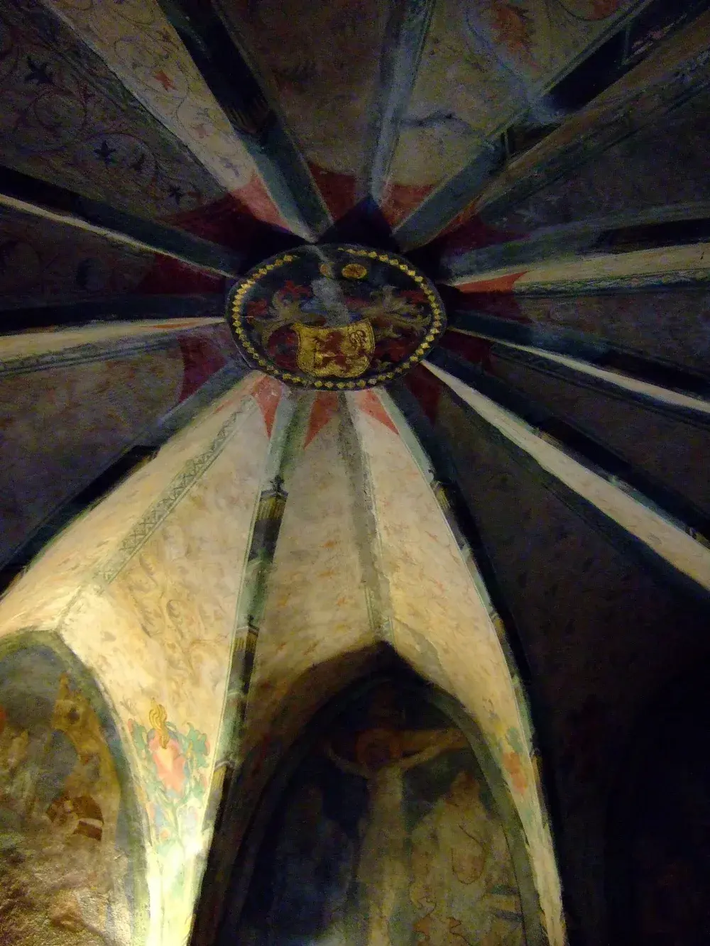 Das farbig gefasste Rippengewölbe der Kapelle in der Marksburg