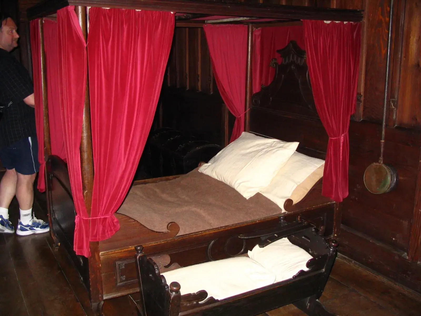 Eine museal eingerichtete Schlafkammer der Marksburg mit großem Vorhangbett und kleinerem Bett