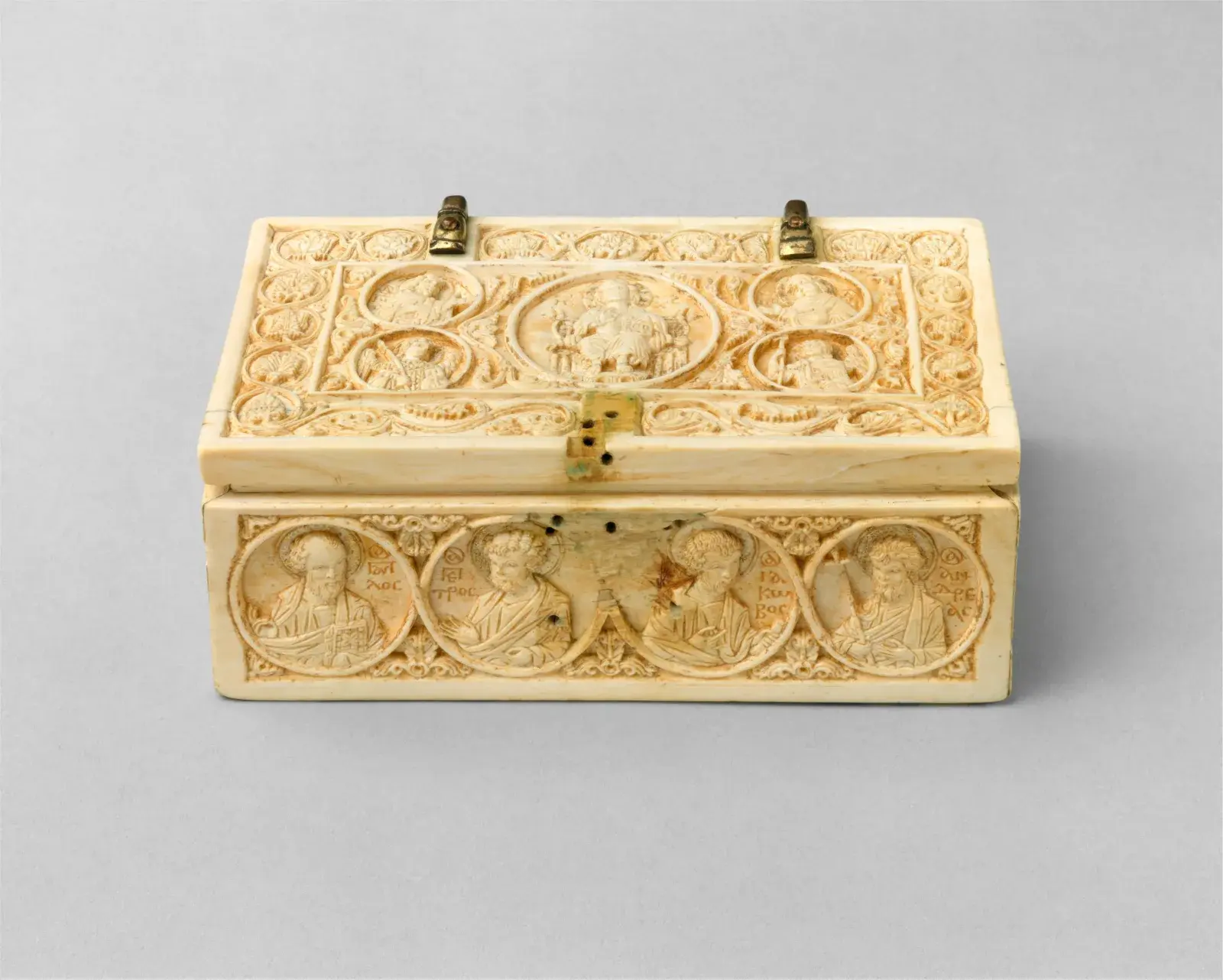 Ein byzantinisches Reliquiarkästchen aus Elfenbein mit Christus, Engeln und Aposteln