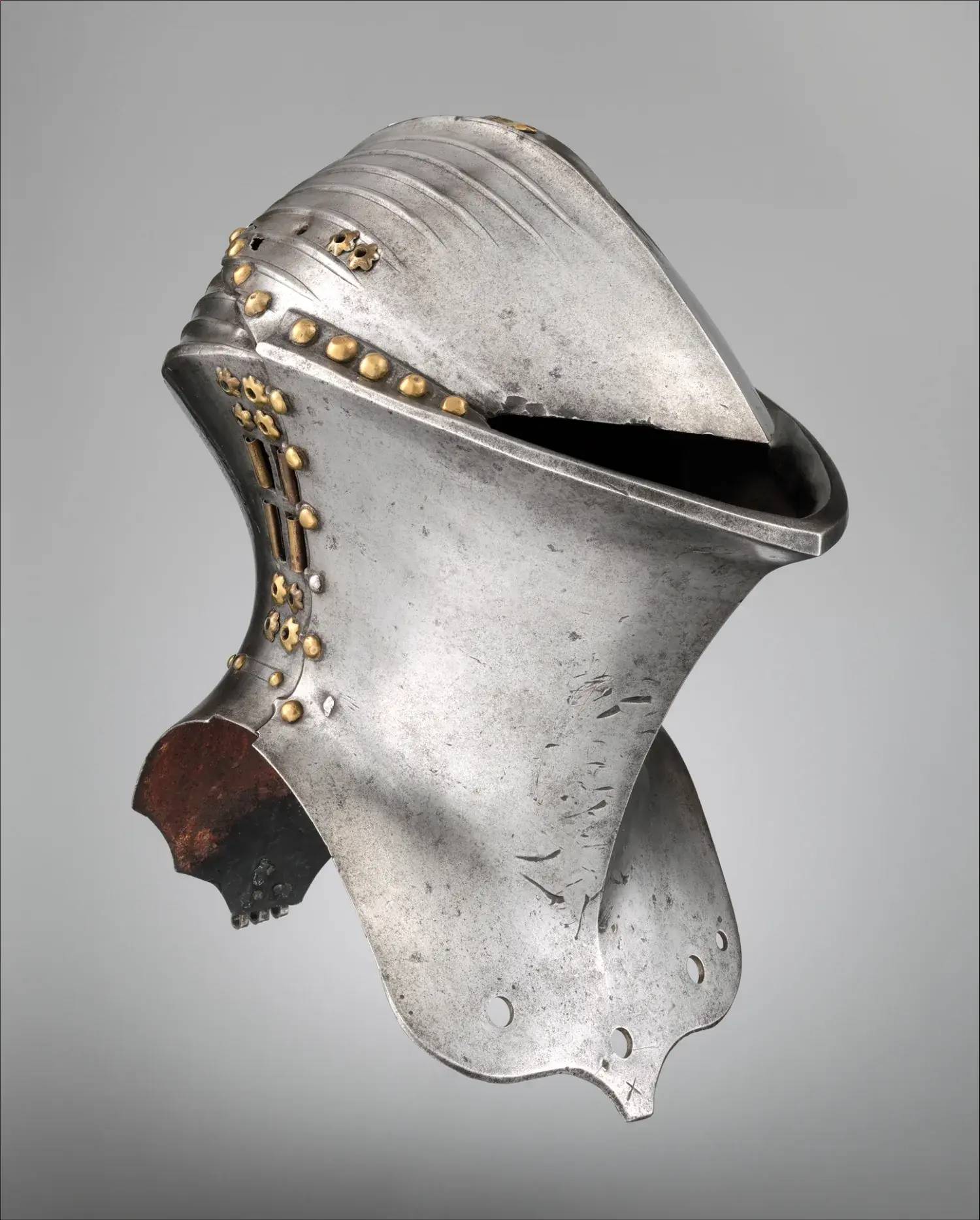 Massiver deutscher Stechhelm mit schmalem Sehschlitz und stark verstärkter Vorderseite