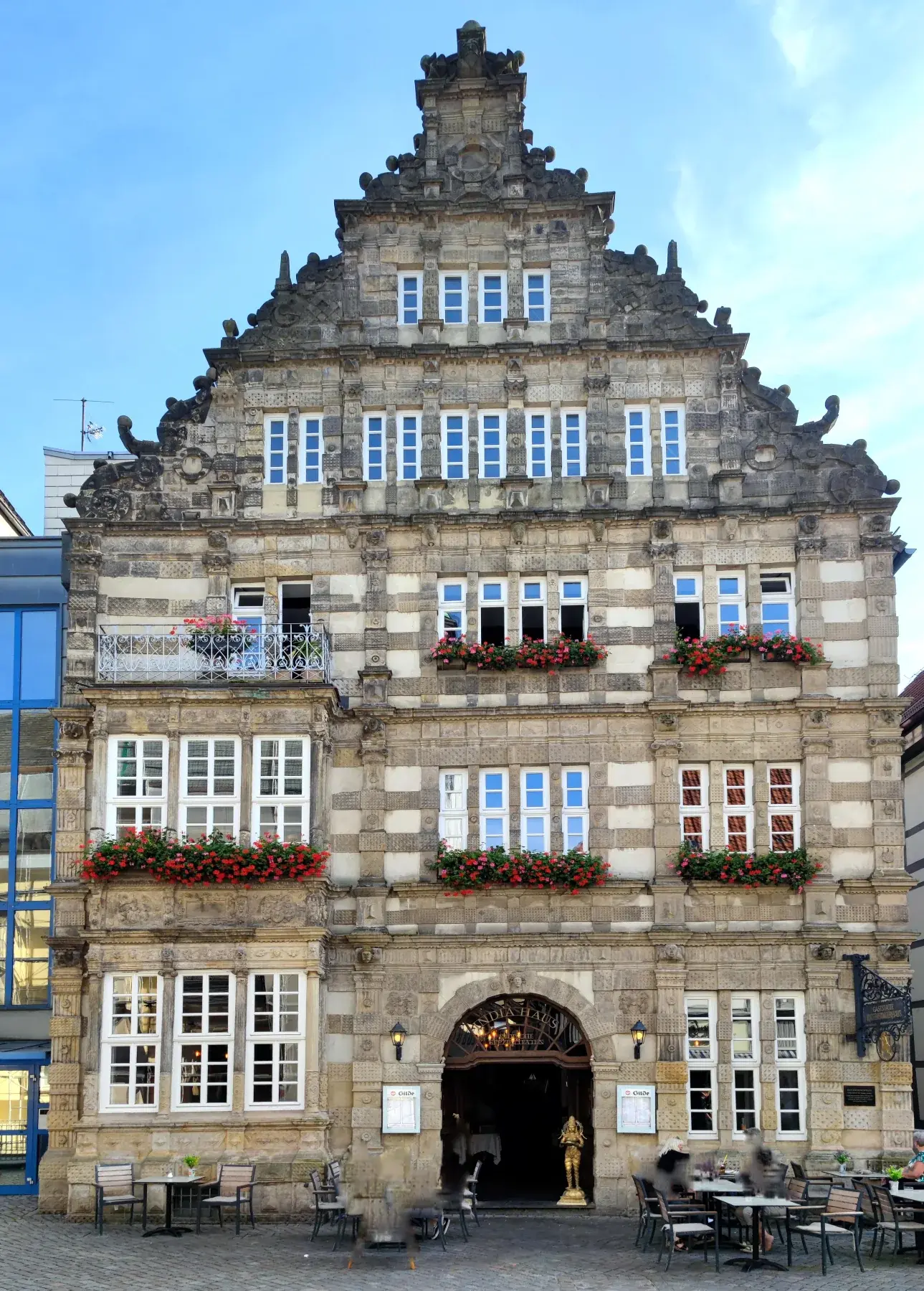 Die reich verzierte Renaissancefassade des Rattenfängerhauses in Hameln