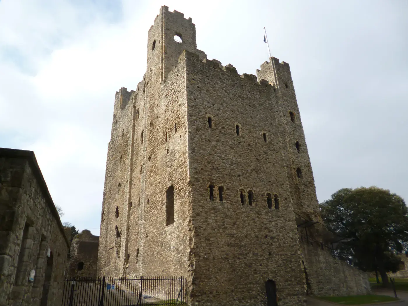 Der hohe steinerne Keep von Rochester Castle mit drei eckigen und einer rund wiederaufgebauten Ecke