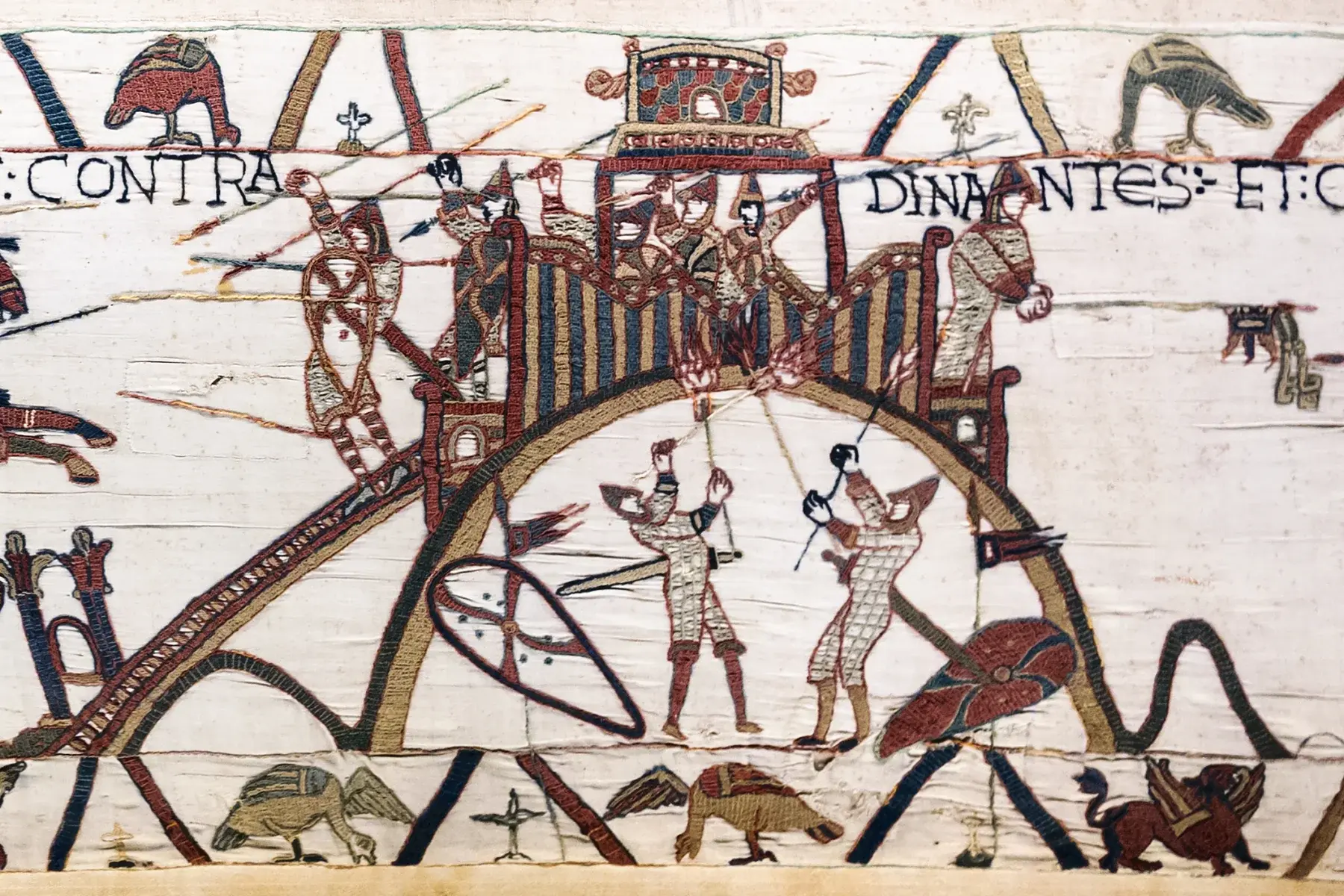 Auf dem Teppich von Bayeux greifen Kämpfer eine hölzerne Turmhügelburg von Dinan an