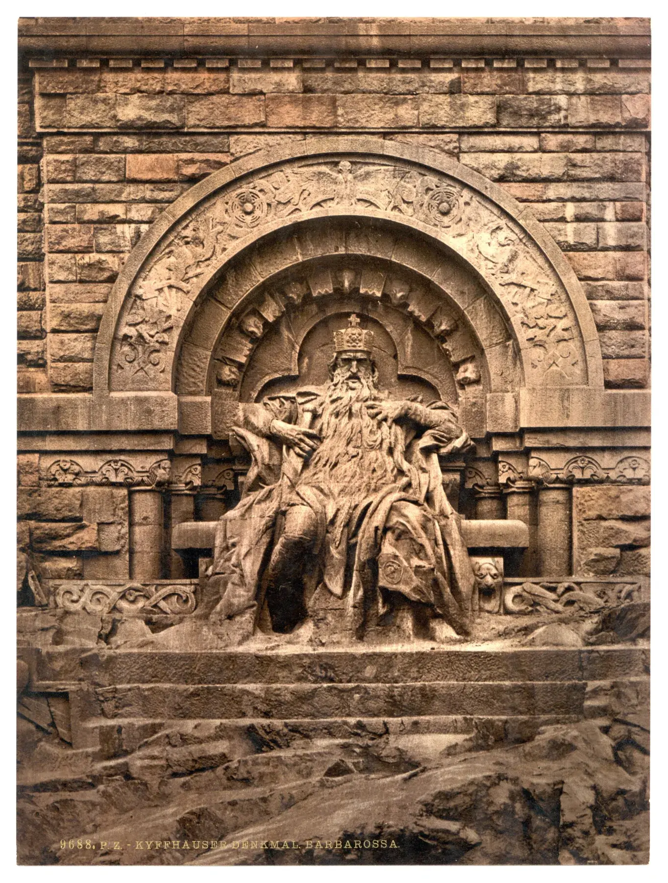 Die steinerne Barbarossafigur mit langem Bart unterhalb des Kyffhäuserdenkmals