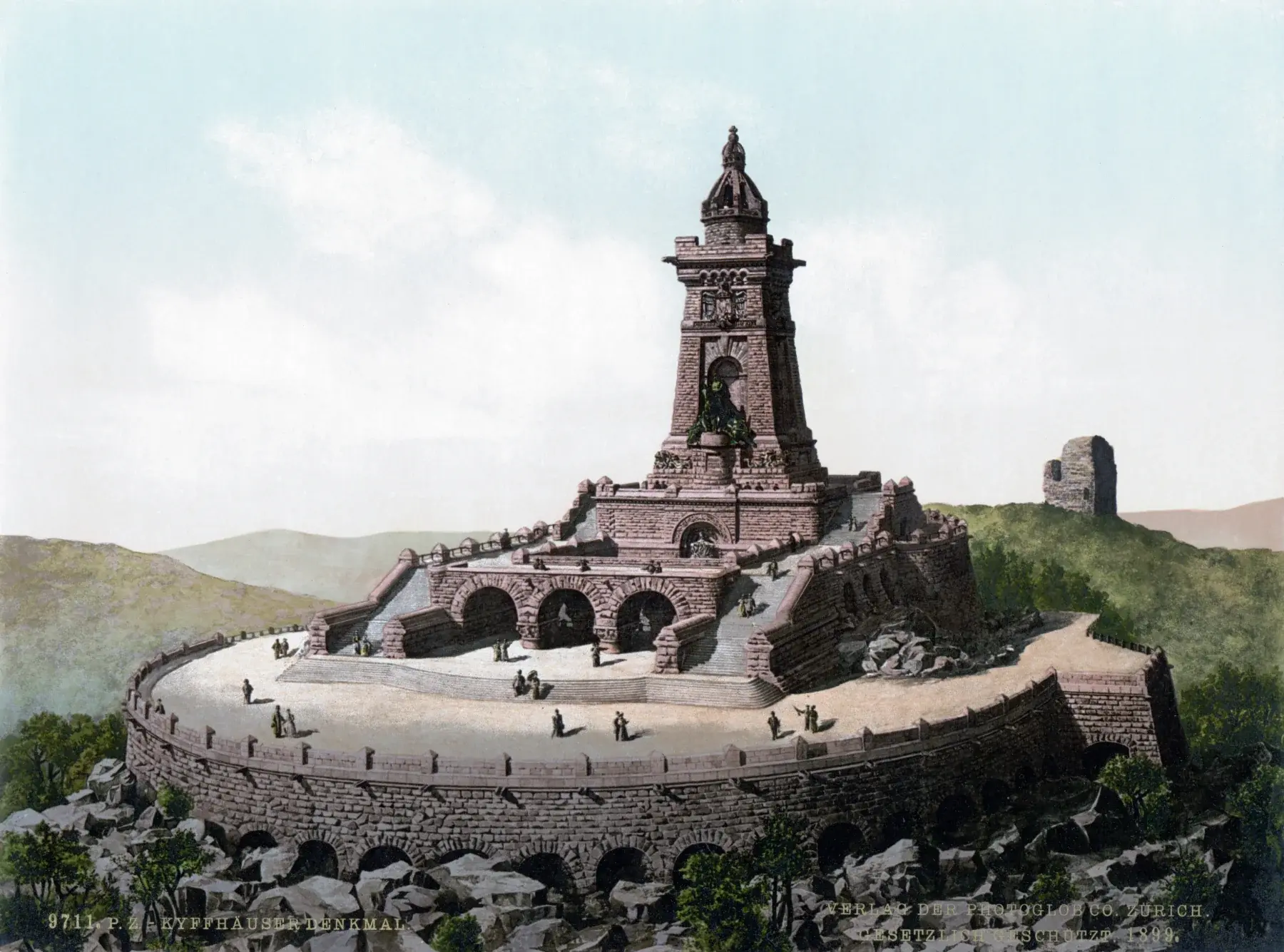 Historische Gesamtansicht des Kyffhäuserdenkmals mit Turm und Reiterstandbild auf dem Bergrücken