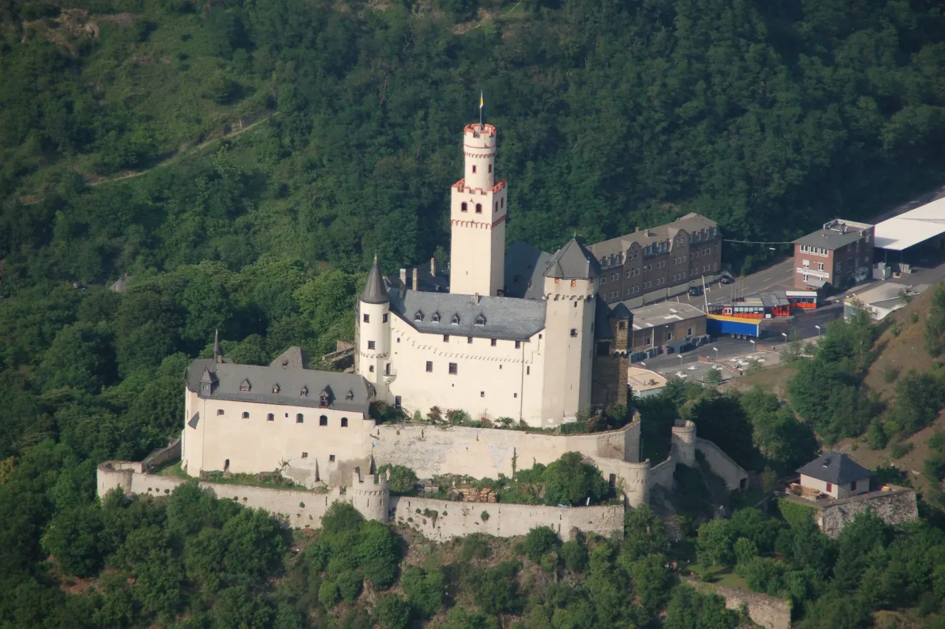 Die Marksburg mit Ringmauern, Türmen, Wohnbauten und jüngerer Umgebung aus der Luft