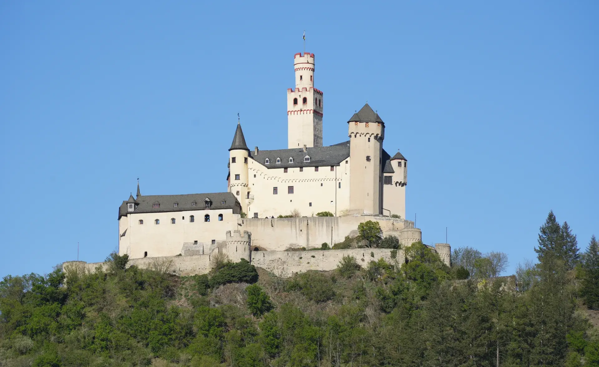 Die Marksburg mit mehreren Mauerringen, Türmen, Wohnbauten und hohem Bergfried