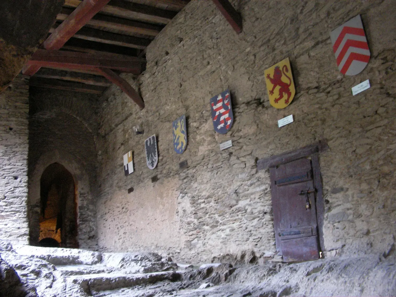 Ein schmaler, ansteigender Steinweg zwischen den Gebäuden der Marksburg