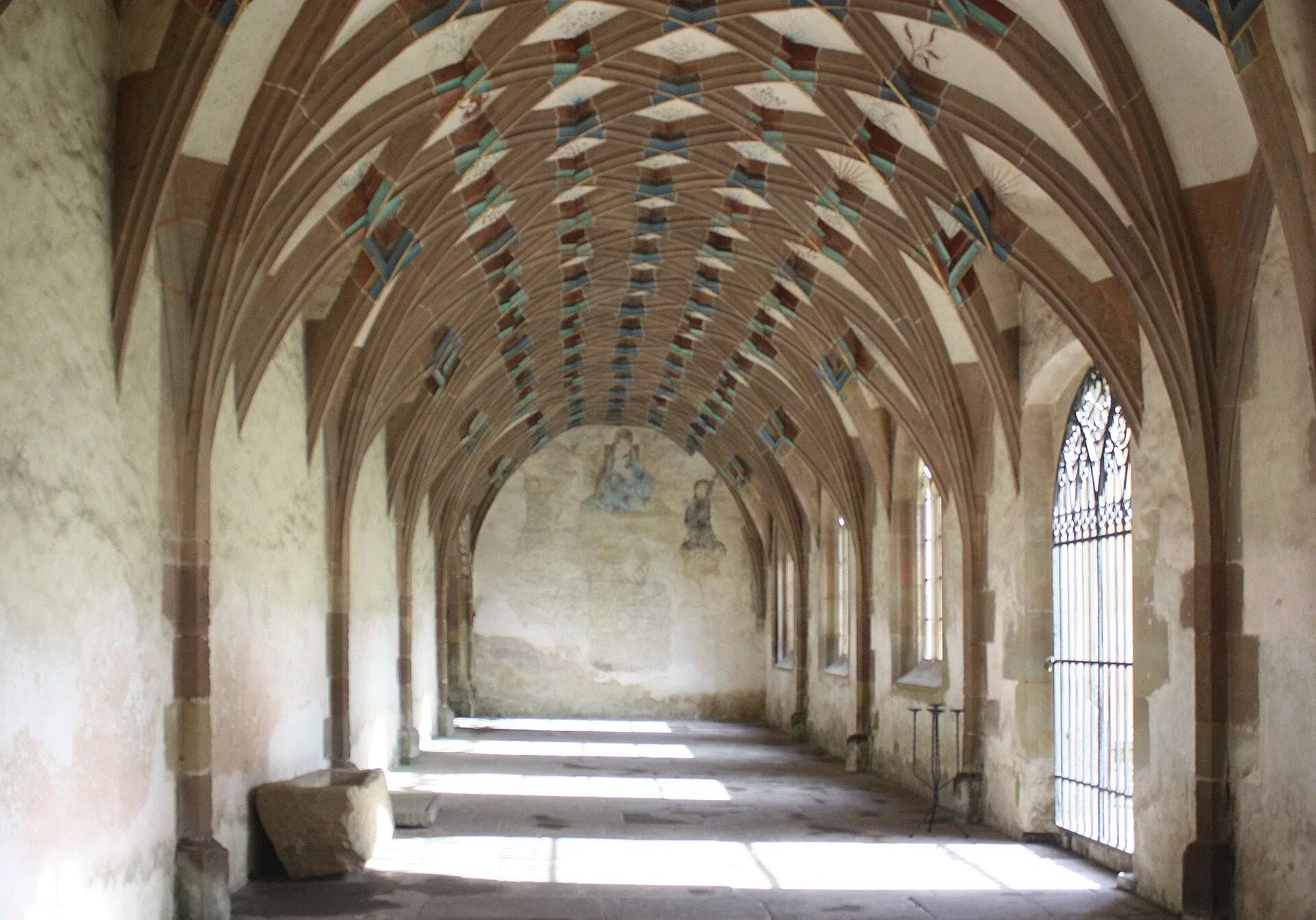 Heller gotischer Klosterraum mit Netzgewölbe und hohen Fenstern im Kloster Maulbronn