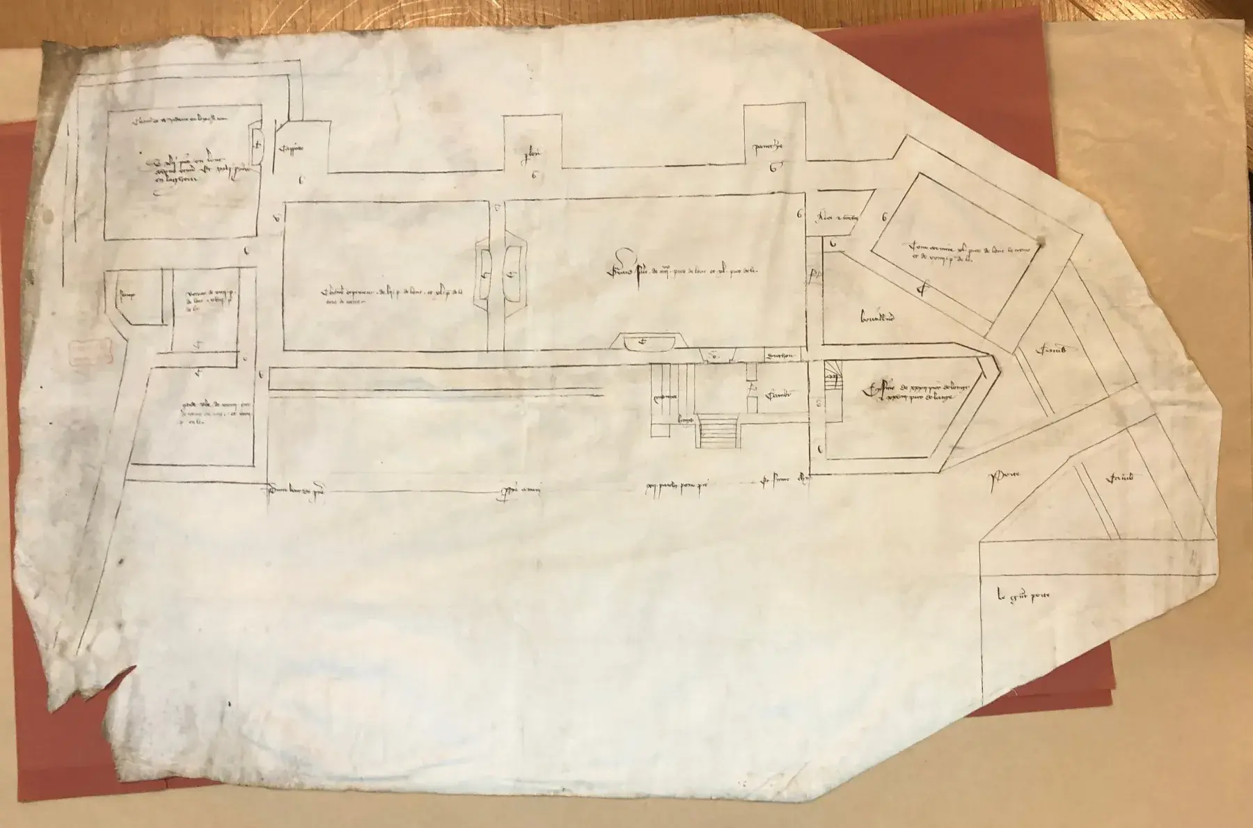 Ein auf Pergament gezeichneter Burgplan von 1326 mit Mauern, Räumen und unregelmäßigen Winkeln