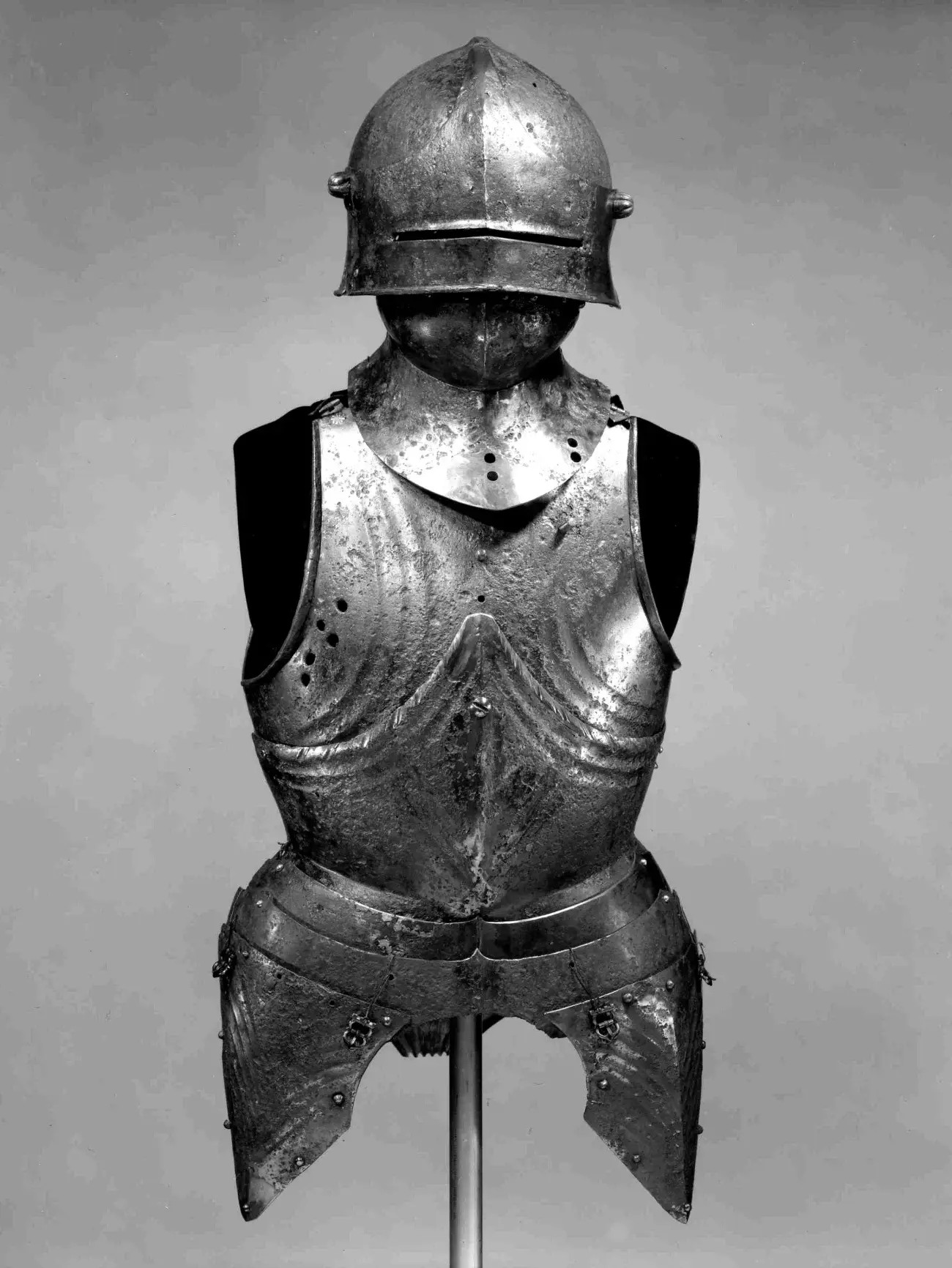 Erhaltene Teile eines spätgotischen Plattenharnischs mit Helm, Brust, Armen und Beinen