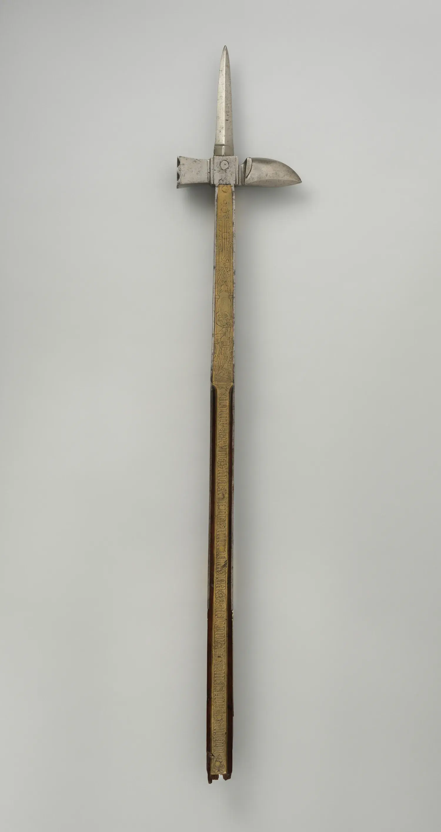 Deutsche Mordaxt mit langem Holzschaft, Hammerkopf, Spitze und metallenen Verstärkungen