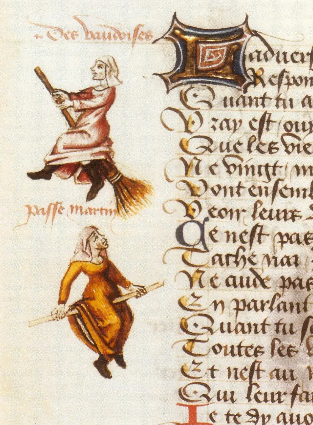 Zwei Frauen fliegen in einer französischen Handschrift von 1451 auf Stöcken und einem Besen