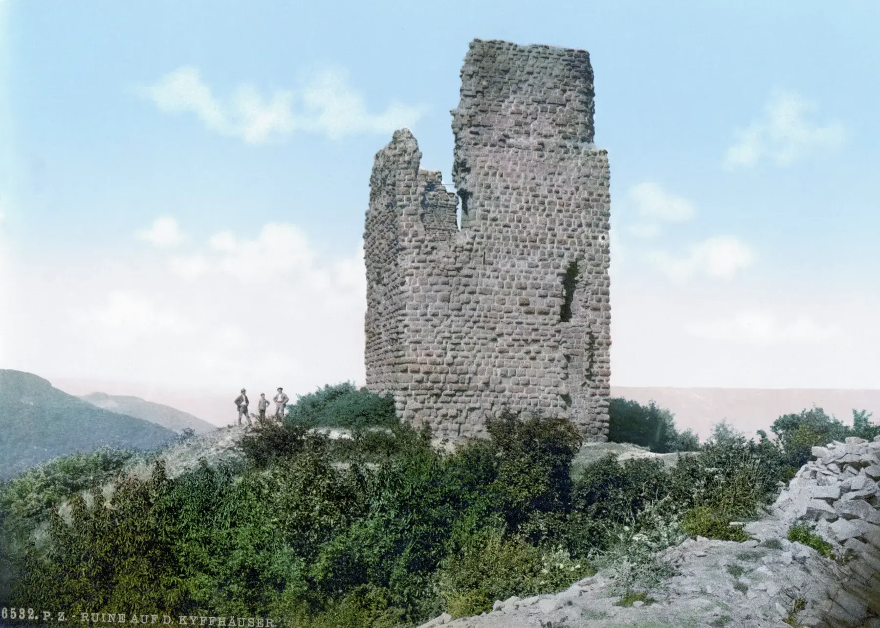 Ruine des massiven Barbarossaturms der Reichsburg Kyffhausen auf einer historischen Aufnahme um 1900