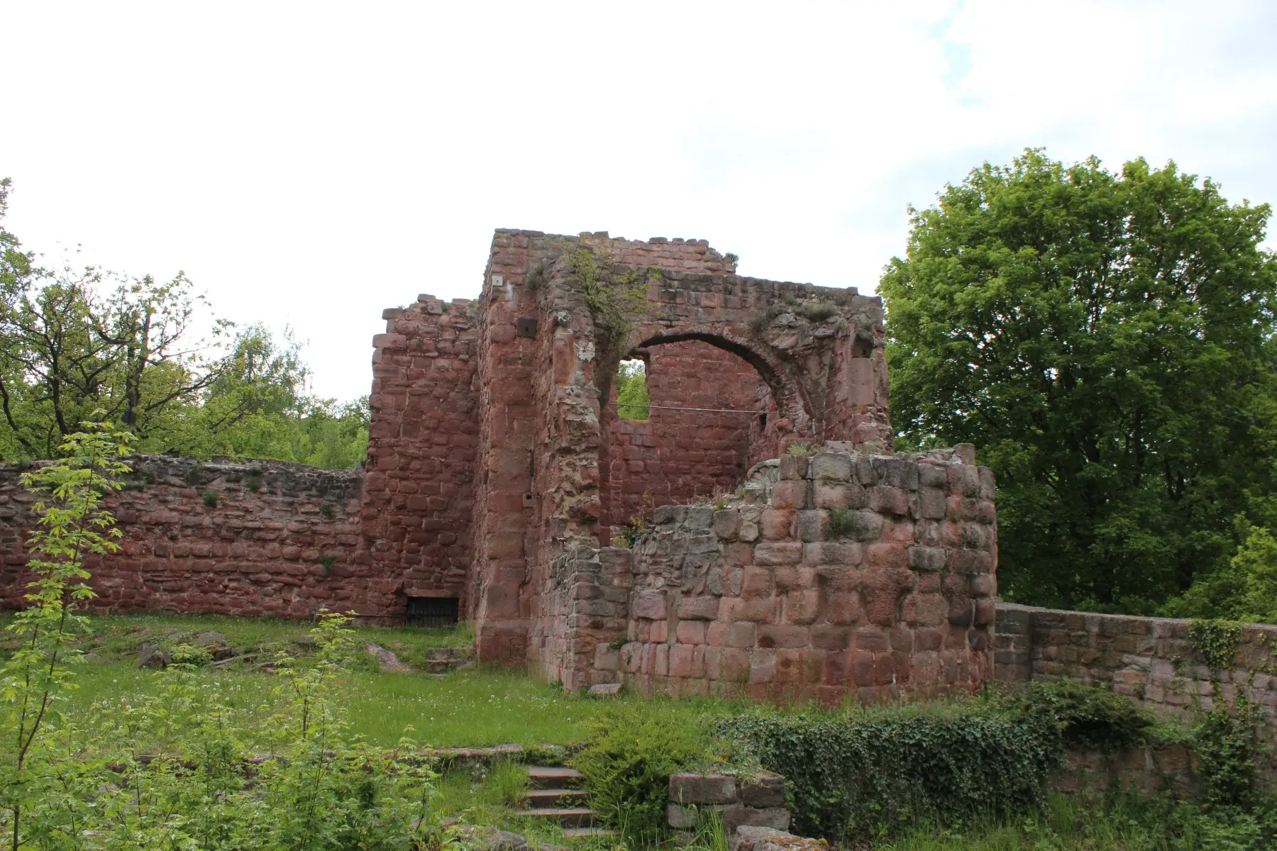Steinerne Rundbogenruinen der Burgkapelle in der Unterburg Kyffhausen