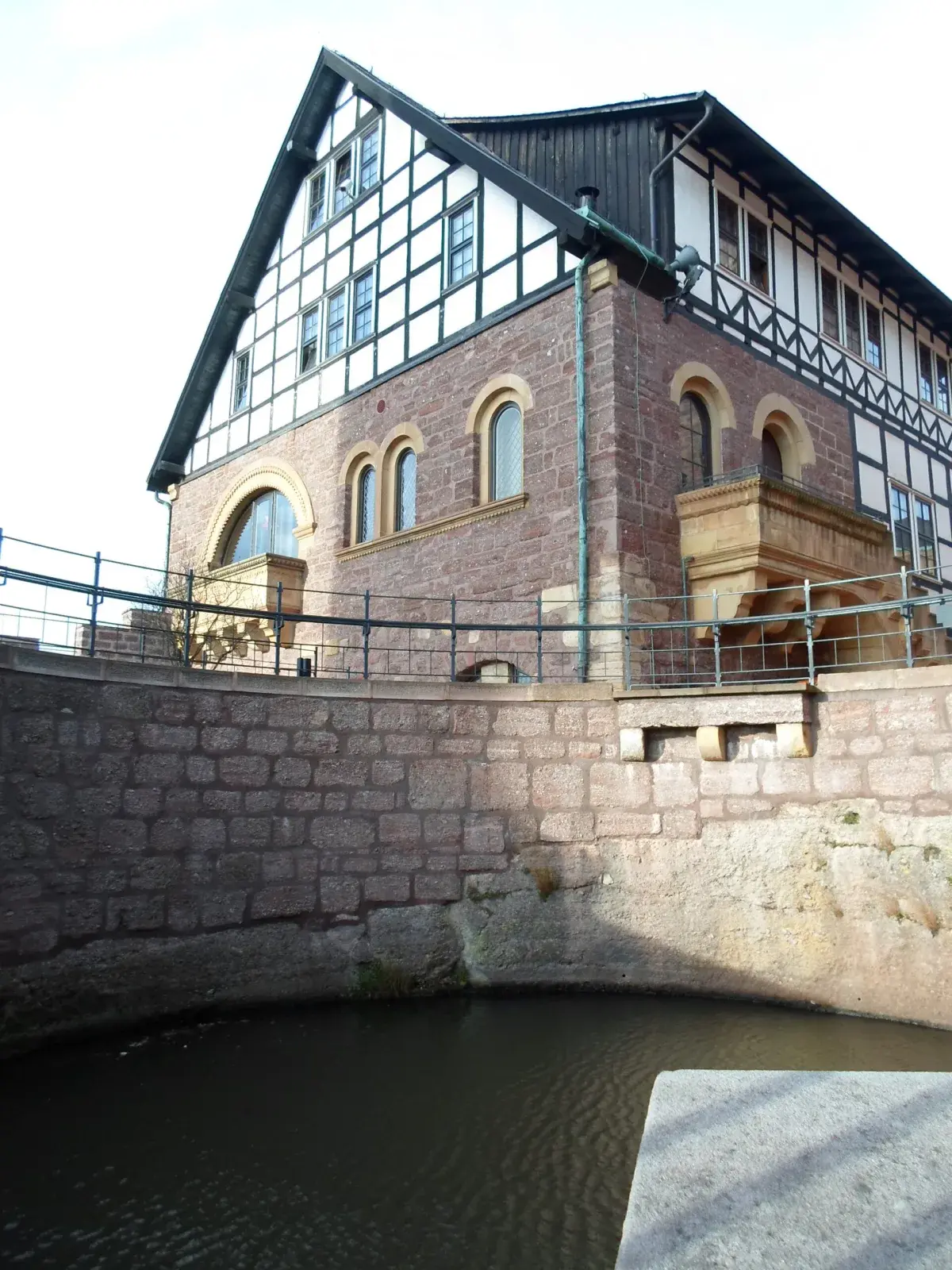 Der Innenhof der Wartburg mit Brunnen, Mauerwerk und mehrgeschossigem Fachwerkbau