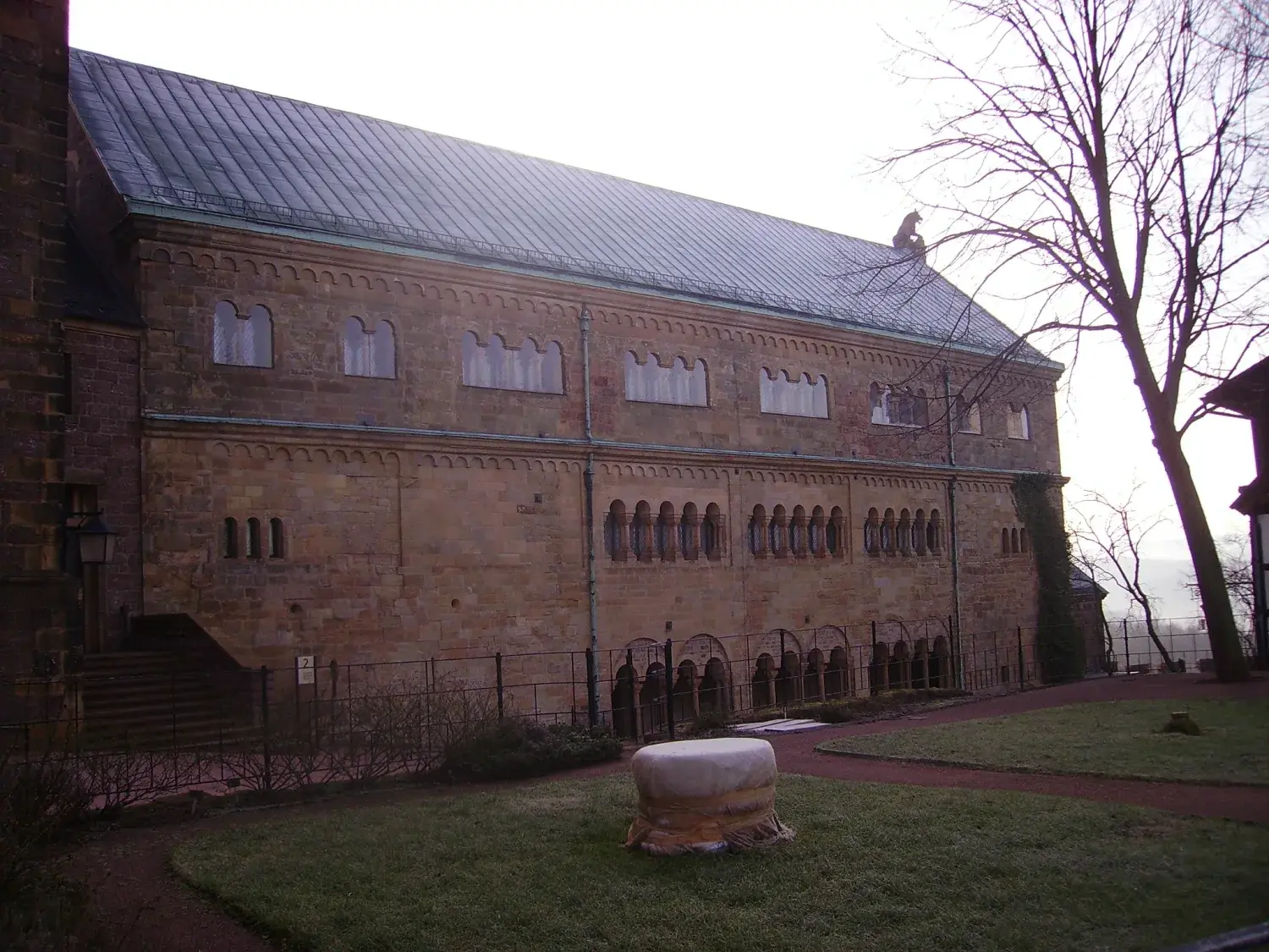 Die mehrgeschossige Fassade des Palas der Wartburg mit Reihen romanischer Bogenfenster